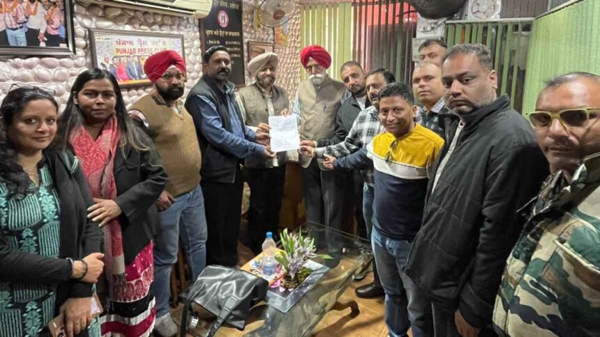 चुनाव अधिकारी को मांग पत्र सौंपते फ्रीडम ग्रुप के पत्रकार