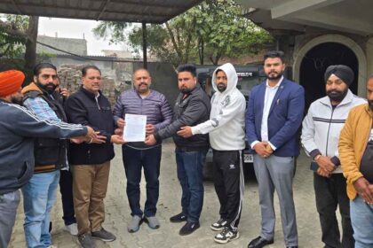 लोगों ने सुशील कुमार रिंकू को सौंपा ज्ञापन