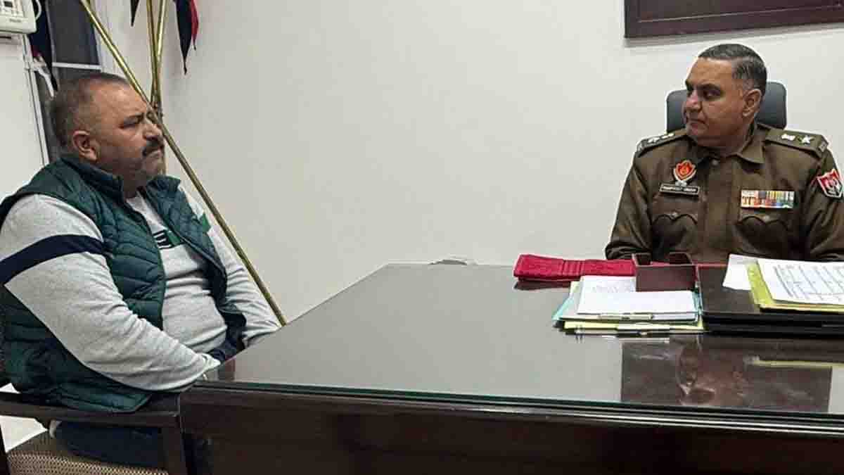 डीसीपी से मुलाकात करते सुशील रिंकू