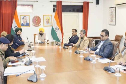 सीएम मान ने अधिकारियों के साथ की बैठक