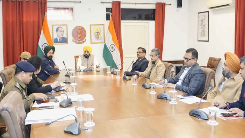 सीएम मान ने अधिकारियों के साथ की बैठक