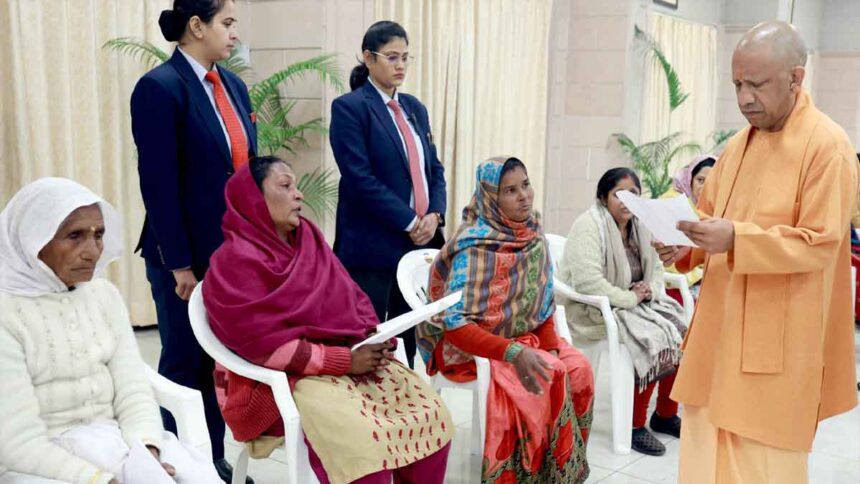मुख्यमंत्री योगी आदित्यनाथ ने सोमवार को किया ‘जनता दर्शन’