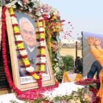UP News: सीएम योगी ने लोकभवन में पूर्व प्रधानमंत्री ‘भारत रत्न’ अटल बिहारी वाजपेयी जी की प्रतिमा पर की पुष्पांजलि