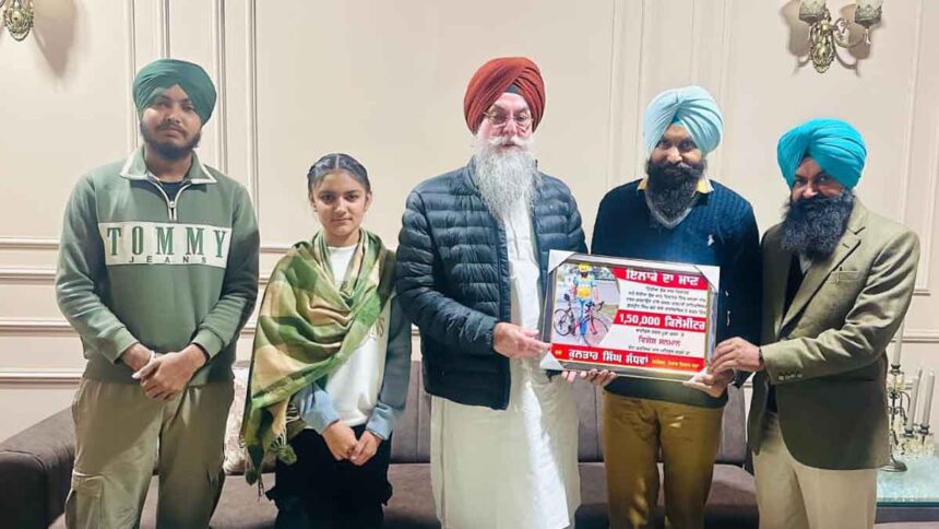 साइकिलिंग द्वारा 1,50,000 किलोमीटर का सफर पूरा करने पर स्पीकर द्वारा गुरप्रीत सिंह कमों को बधाई