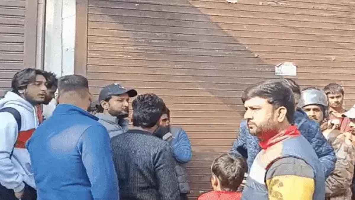 Jalandhar News: जालंधर में बाइक चोरी करता चोर रंगे हाथों काबू, लोगों ने जमकर पीटा