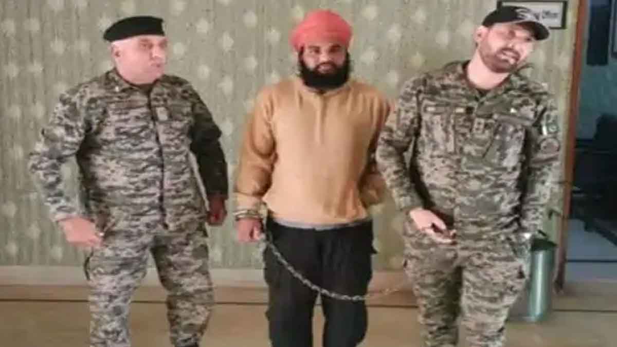 Jalandhar News: जालंधर का युवक पाकिस्तान में गिरफ्तार, हथकड़ी लगी फोटो जारी