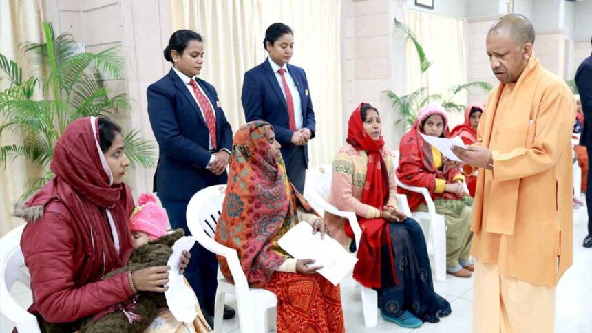 सीएम योगी ने सोमवार को किया ‘जनता दर्शन’