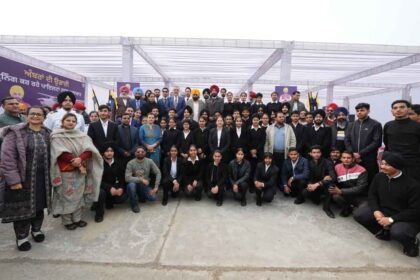 Punjab News: सीएम भगवंत मान ने पटियाला फ्लाइंग क्लब में एयरक्राफ्ट इंजीनियरों से की बातचीत