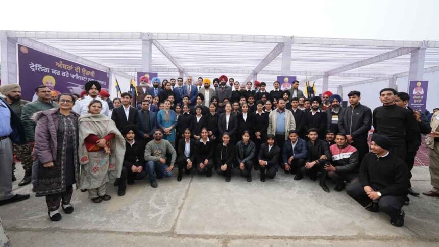 Punjab News: सीएम भगवंत मान ने पटियाला फ्लाइंग क्लब में एयरक्राफ्ट इंजीनियरों से की बातचीत