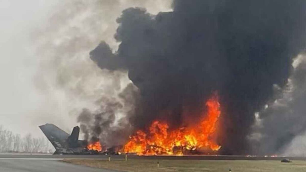 US Plane Crash: बड़ा विमान हादसा, लैंडिंग के दौरान क्रैश हुआ प्लेन, 7 लोगों की मौत US Plane Crash: बड़ा विमान हादसा, लैंडिंग के दौरान क्रैश हुआ प्लेन, 7 लोगों की मौत