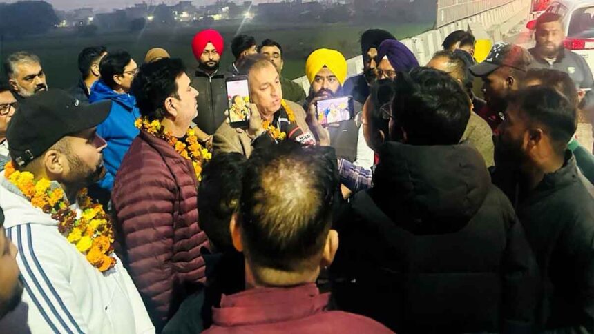 नितिन कोहली ने लद्देवाली फ्लाईओवर पर लगवाईं नई स्ट्रीट लाइटें