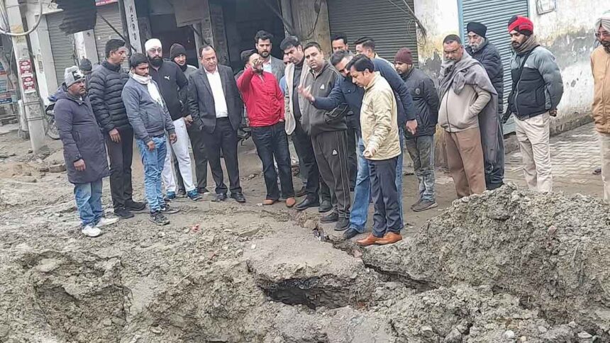 मेयर वनीत धीर ने सीवरेज इंस्टॉलेशन स्थल का किया निरक्षण