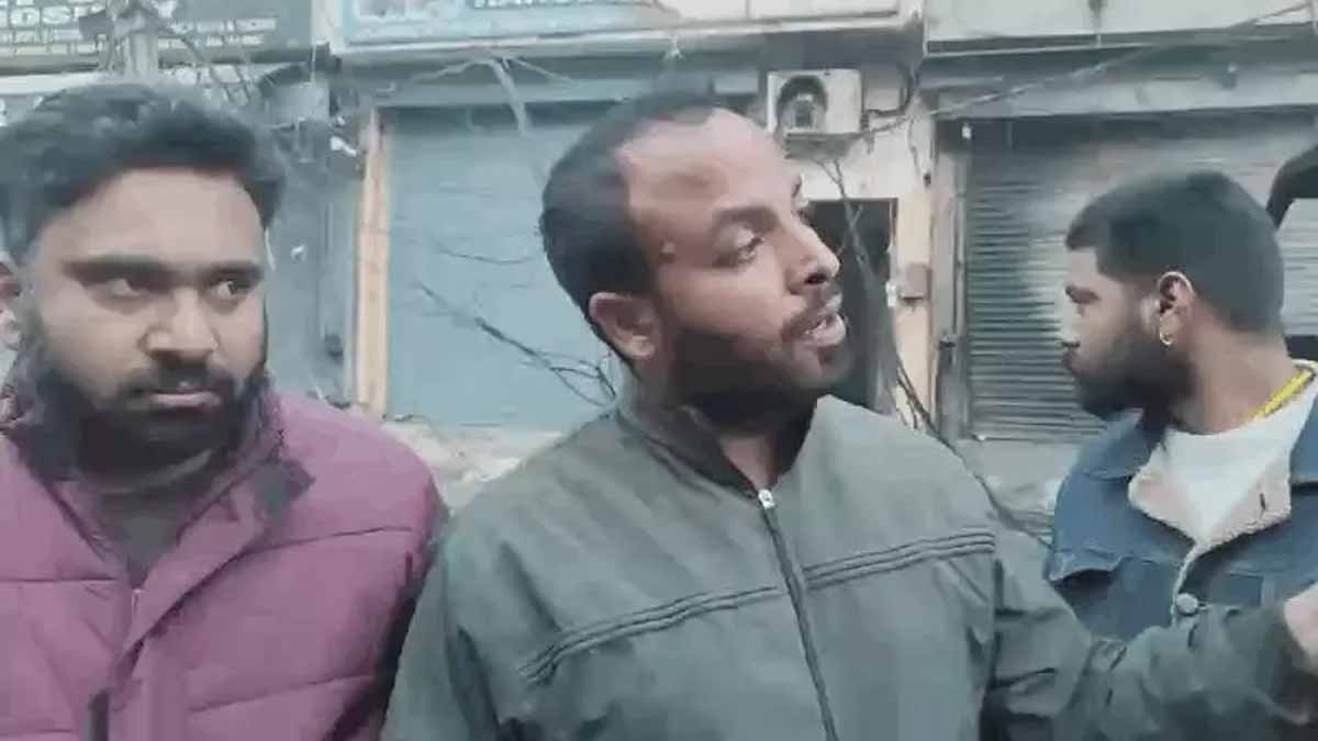 जानकारी देते हुए इलाका निवासी प्रकाश