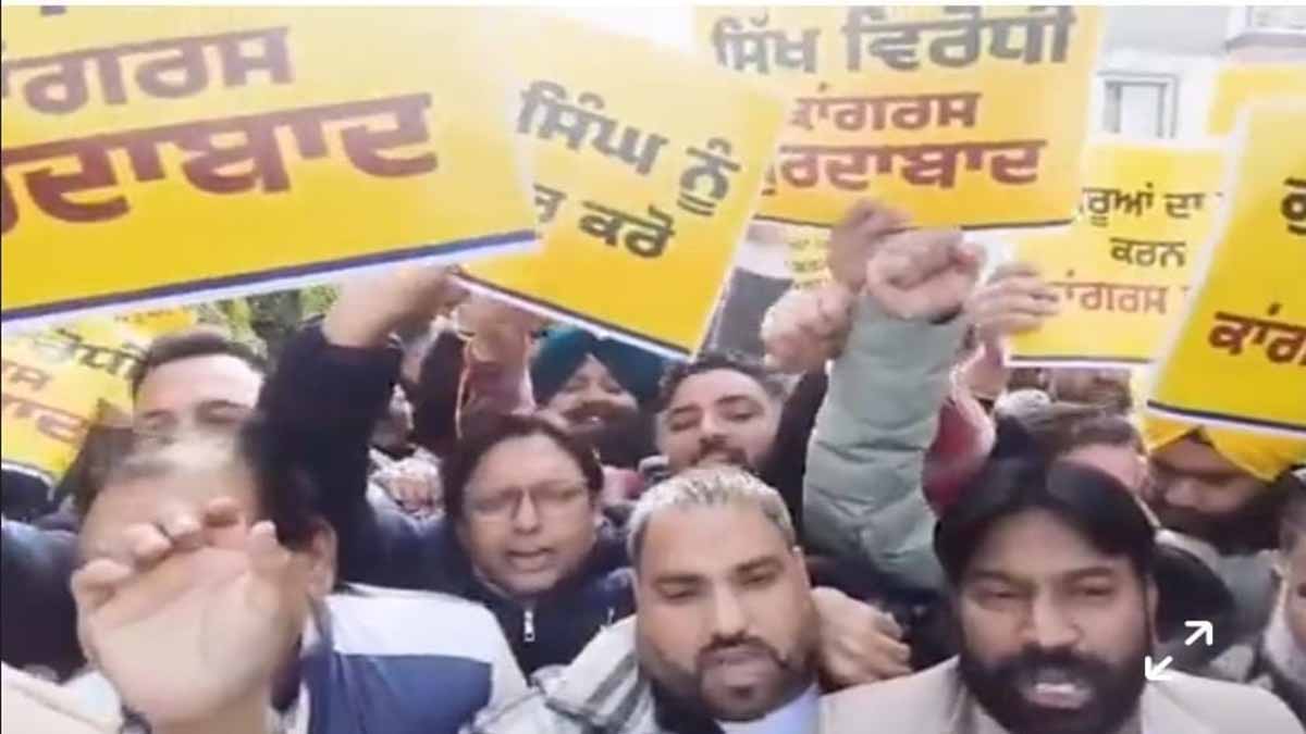AAP leaders stage strong protest in Jalandhar