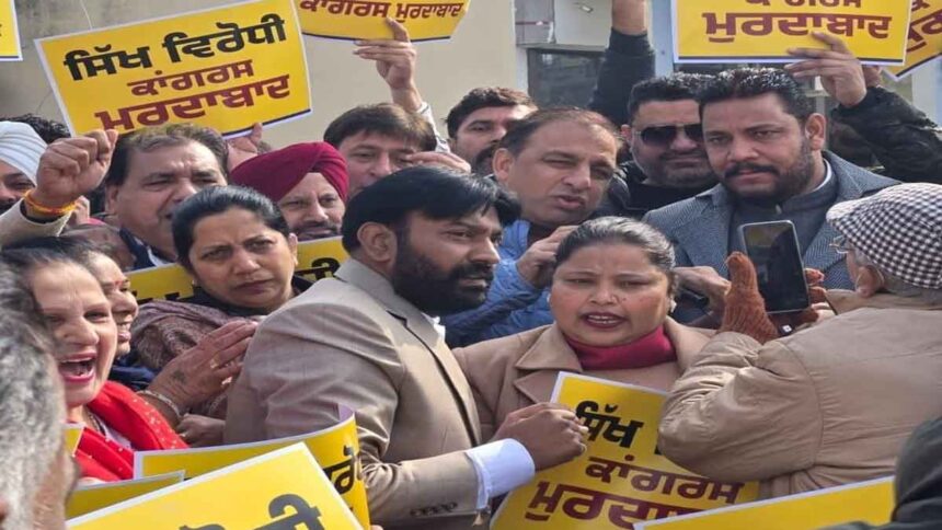 AAP leaders stage strong protest in Jalandhar