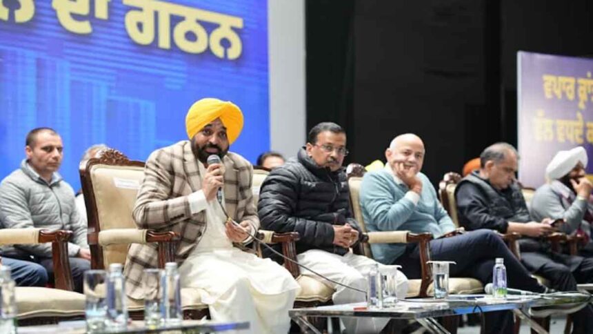 Arvind Kejriwal and CM Mann met with traders and shopkeepers in Punjab