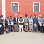 Punjab News: हरजोत बैंस ने पंजाब बोर्ड के 21 अस्थायी कर्मचारियों को रेगुलराइजेशन सर्टिफिकेट सौंपे