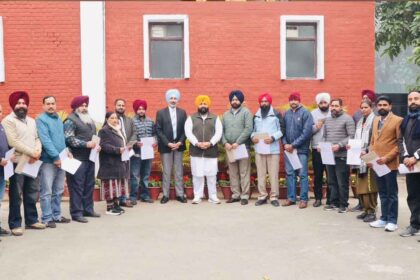 Punjab News: हरजोत बैंस ने पंजाब बोर्ड के 21 अस्थायी कर्मचारियों को रेगुलराइजेशन सर्टिफिकेट सौंपे