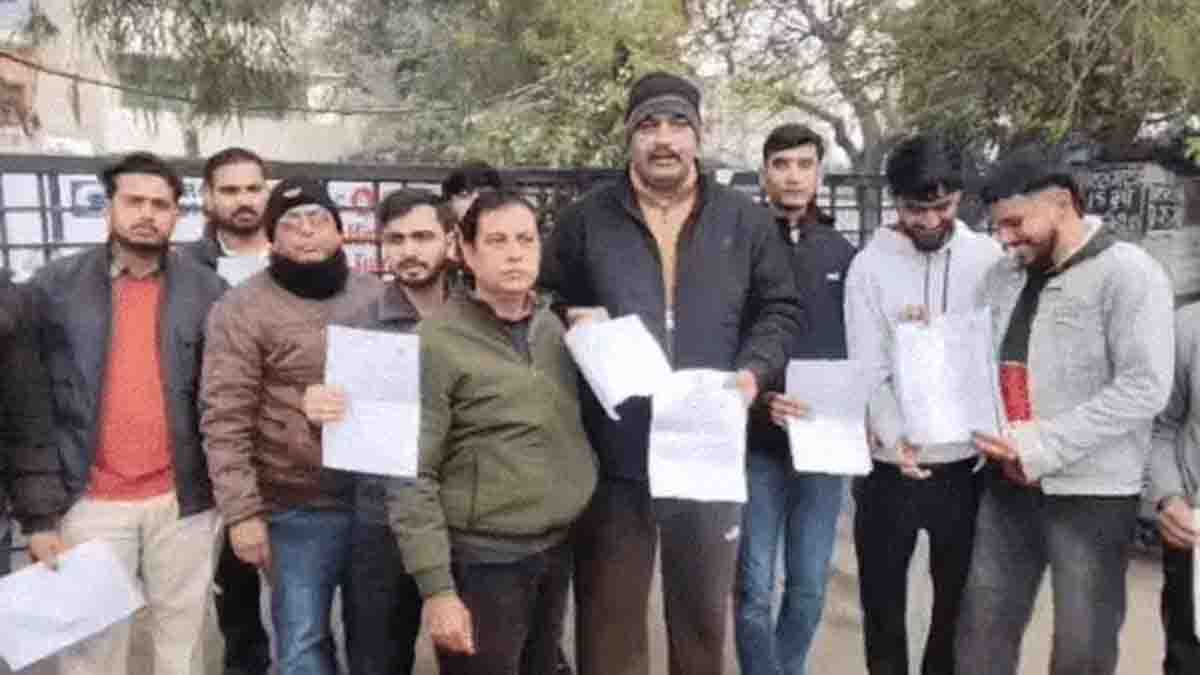Jalandhar News: जालंधर के RTO दफ्तर में लग गया ताला? लाइसेंस बनवाने पहुंचे लोगों ने किया जमकर हंगामा, देखें VIDEO
