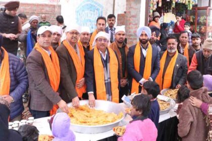 Langar organized on birth anniversary of Guru Gobind Singh Ji