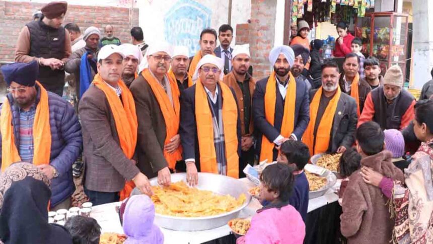 Langar organized on birth anniversary of Guru Gobind Singh Ji