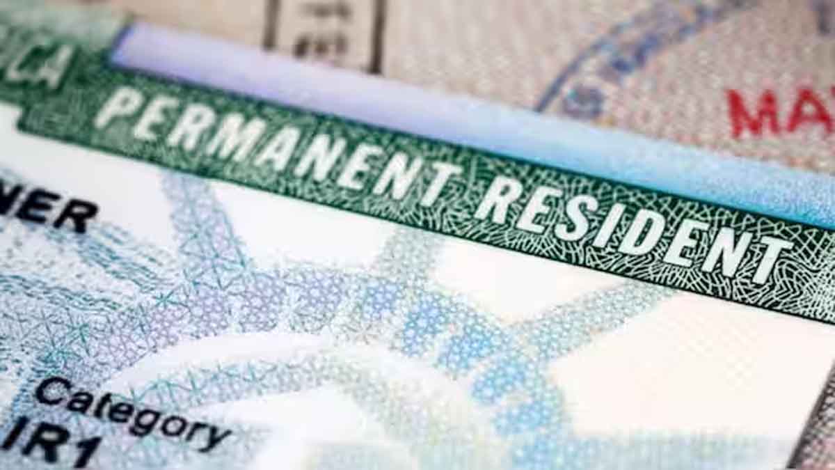 US Green Card: अमेरिका में ग्रीन कार्ड हासिल करना हुआ मुश्किल, नियमों में हुआ बड़ा बदलाव, पढ़ें नया आदेश