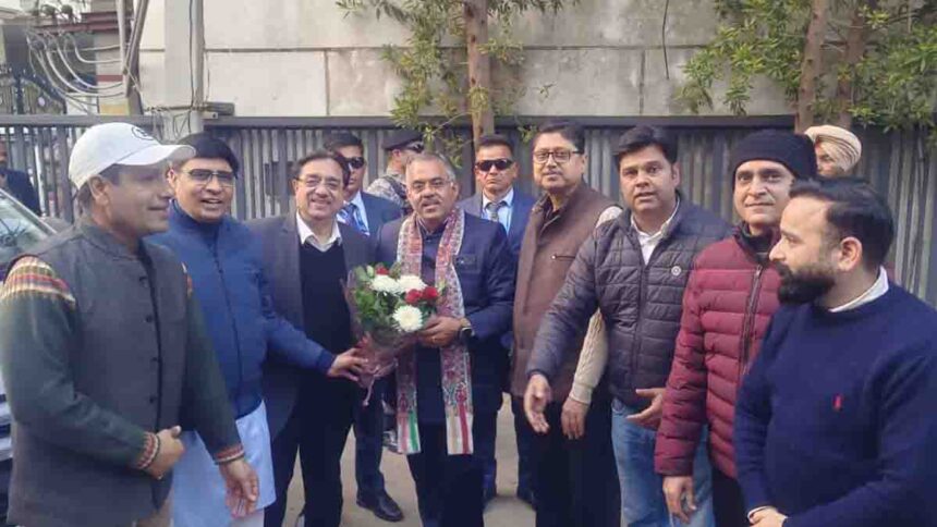 Rakesh Rathore extended a floral welcome to National General Secretary Tarun Chugh