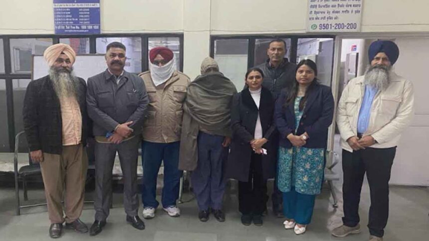 Vigilance Bureau caught forest department guard and daily wage worker accepting bribe