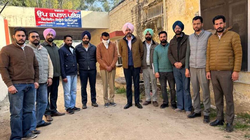 Vigilance bureau caught constable while accepting a bribe