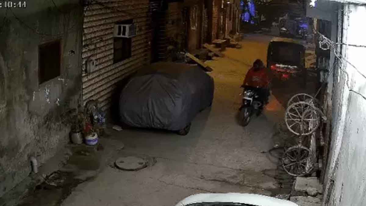 शव को कंबल से ढककर ले जाते हुए