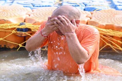 UP News: सीएम योगी ने किया ‘संगम स्नान’