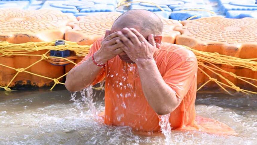 UP News: सीएम योगी ने किया ‘संगम स्नान’