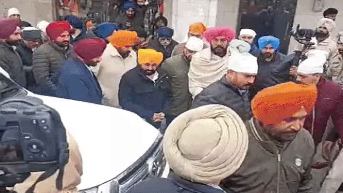 Punjab News: सीएम भगवंत मान नंगे पैर पहुंचे गोल्डन टेंपल, जत्थेदार को देंगे स्पष्टीकरण