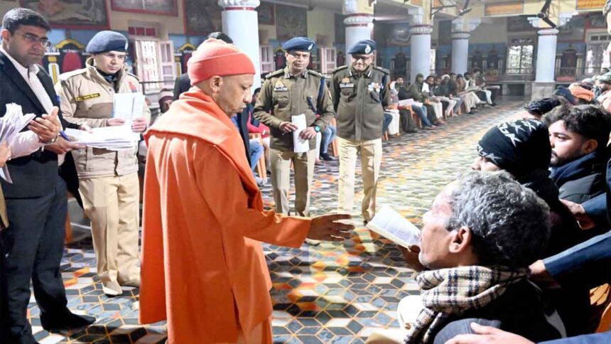 UP News: जनता दर्शन में सीएम योगी आदित्यनाथ ने सुनीं 150 लोगों की समस्याएं
