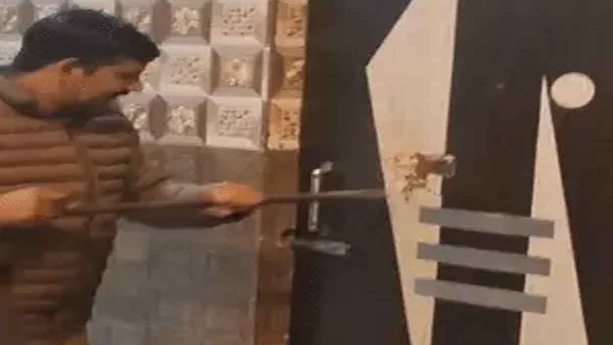 दरवाजा तोड़कर अंदर घुसी पुलिस