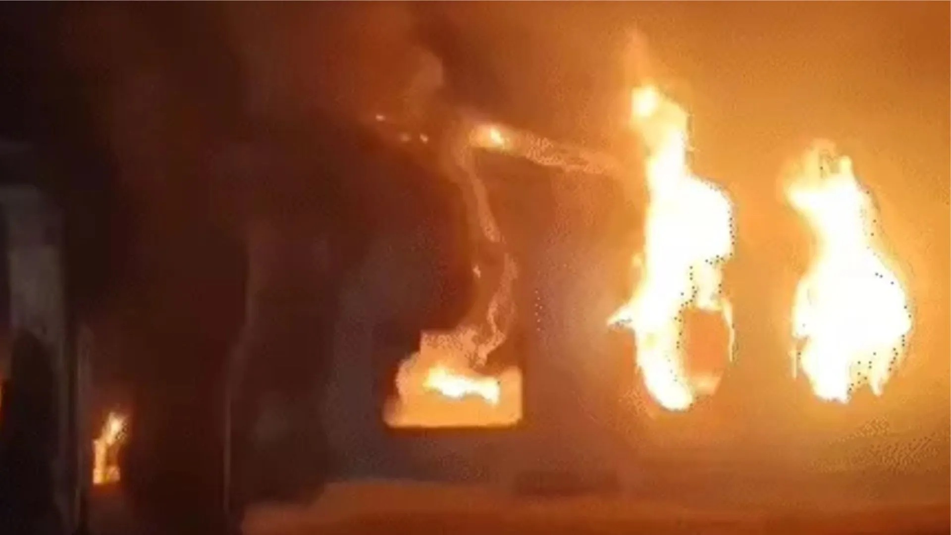 Fire News: रेलवे के स्टाफ क्वार्टर में लगी भयानक आग, पति-पत्नी और बच्ची की जलकर मौत