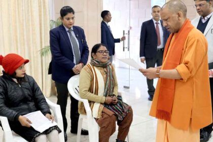 UP News: मुख्यमंत्री ने सोमवार को किया ‘जनता दर्शन’, प्रदेश के विभिन्न जनपदों से आए प्रार्थीगणों की समस्याएं सुनीं