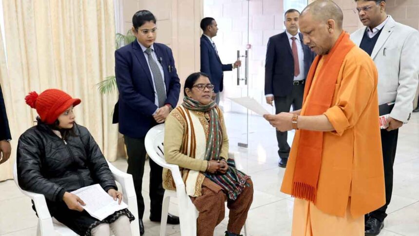 UP News: मुख्यमंत्री ने सोमवार को किया ‘जनता दर्शन’, प्रदेश के विभिन्न जनपदों से आए प्रार्थीगणों की समस्याएं सुनीं