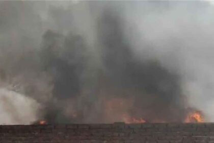 कबाड़ की गोदाम में लगी आग