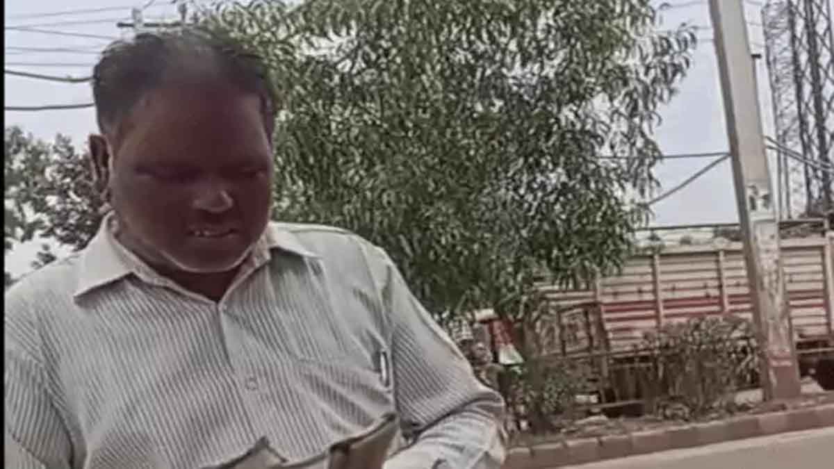 पैसे गिनता आरोपी