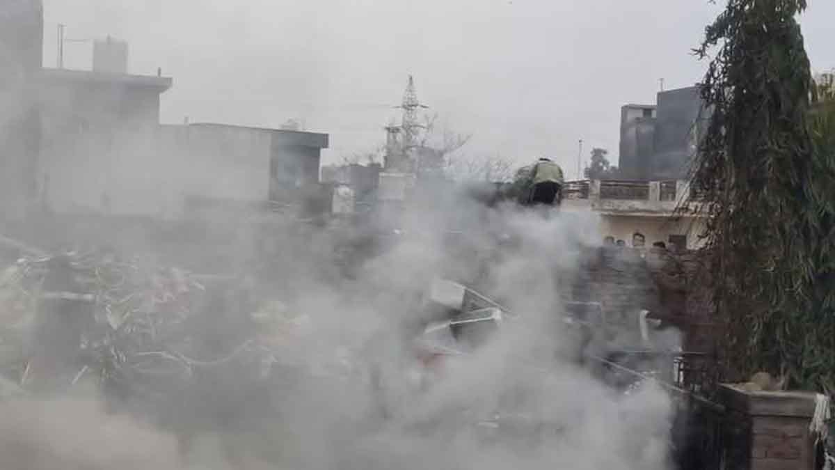 कबाड़ की गोदाम में लगी आग