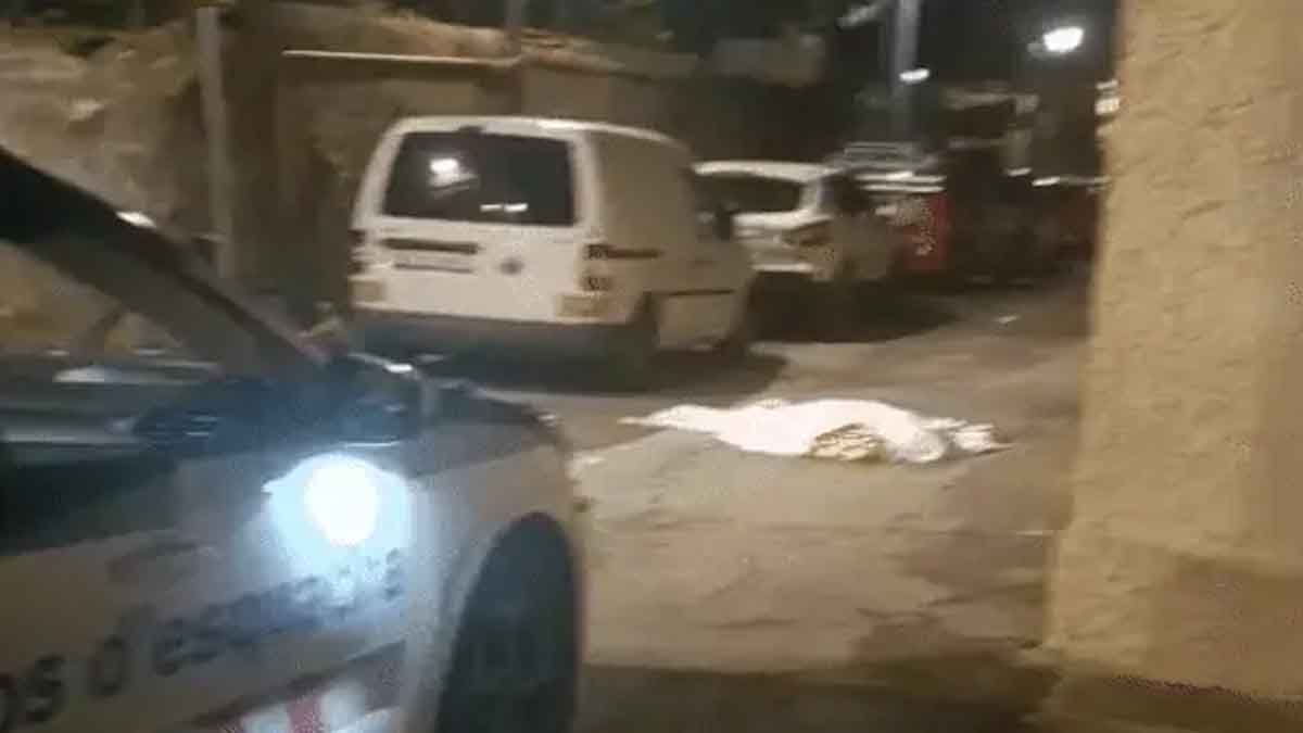 सड़क पर पड़ा मुकेश का शव