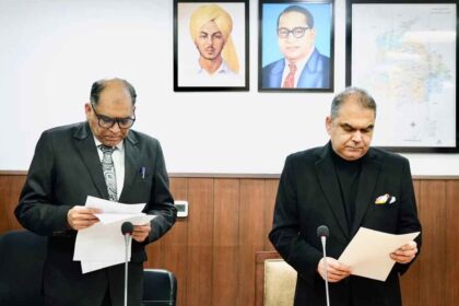 Punjab News: संजीव अरोड़ा ने पंजाब राज्य बिजली नियामक आयोग के नव-नियुक्त सदस्य को शपथ दिलाई