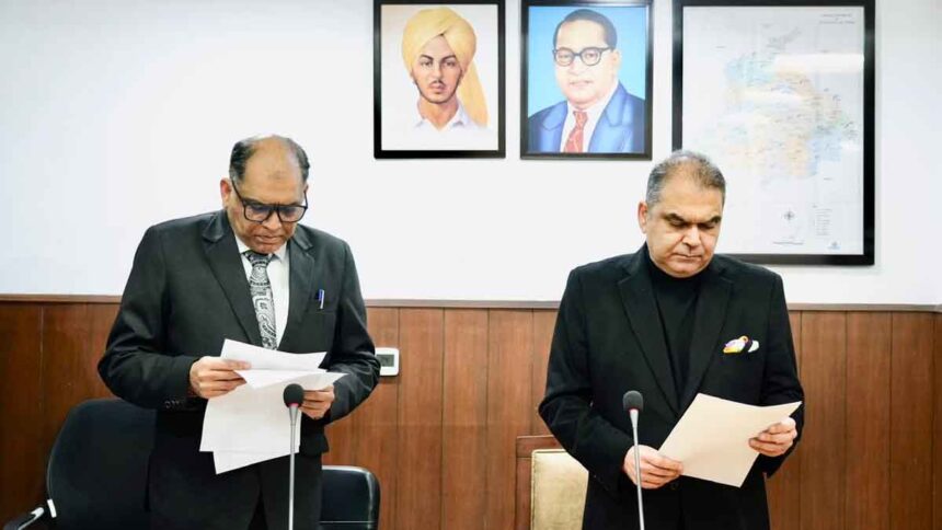 Punjab News: संजीव अरोड़ा ने पंजाब राज्य बिजली नियामक आयोग के नव-नियुक्त सदस्य को शपथ दिलाई