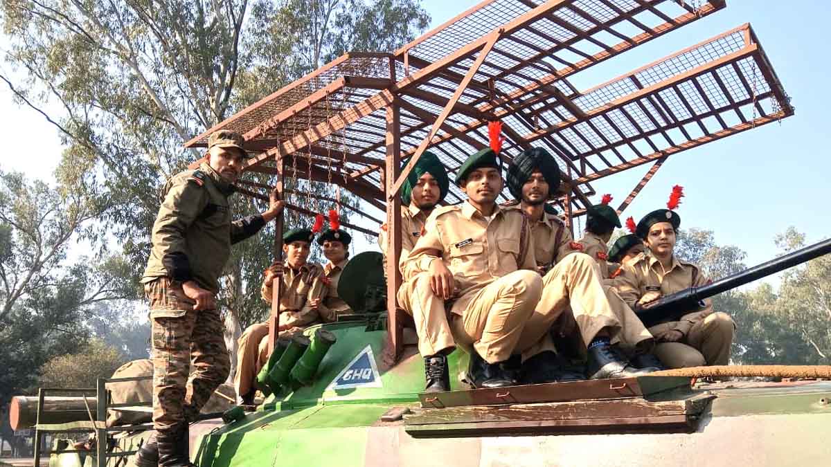 St Soldier News: सेंट सोल्जर कॉलेज के NCC कैडेट्स ने हथियार और रक्षा उपकरण प्रदर्शनी और BMP राइड में लिया हिस्सा