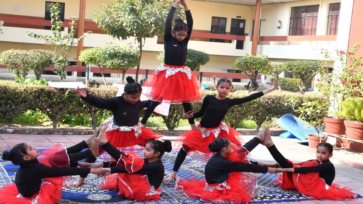 St Soldier News: सेंट सोल्जर की छात्राओं ने योग आसन कर समाज को फिट और स्वस्थ रहने के लिए किया प्रेरित