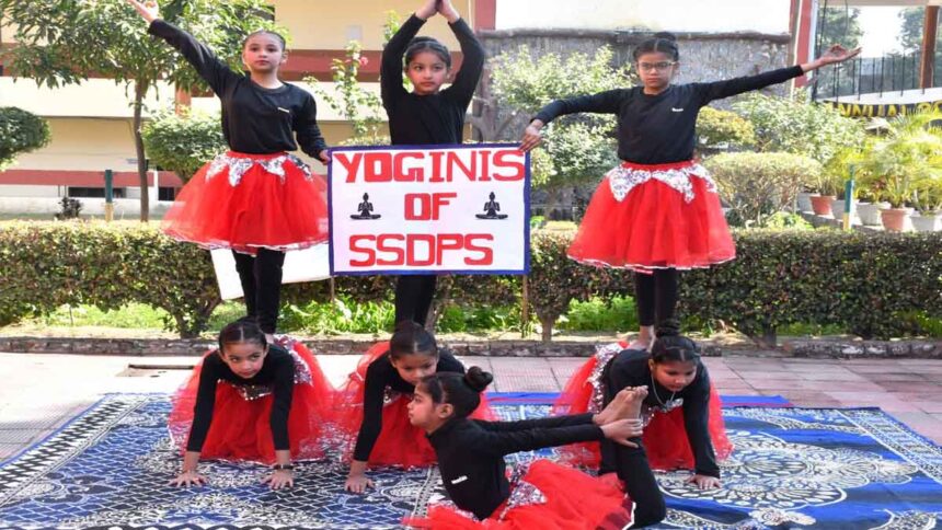 St Soldier News: सेंट सोल्जर की छात्राओं ने योग आसन कर समाज को फिट और स्वस्थ रहने के लिए किया प्रेरित