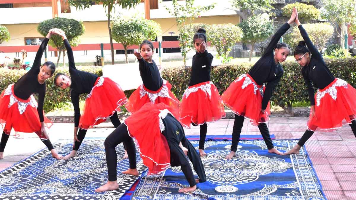 St Soldier News: सेंट सोल्जर की छात्राओं ने योग आसन कर समाज को फिट और स्वस्थ रहने के लिए किया प्रेरित