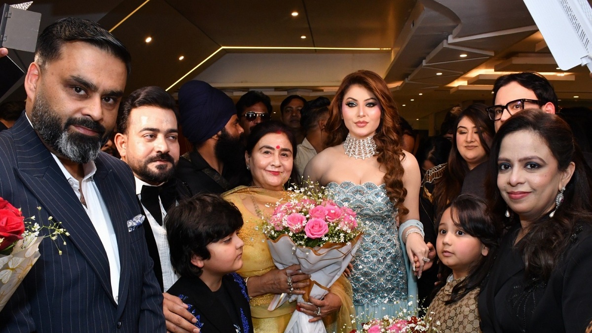 Bollywood actress Urvashi Rautela inaugurated the Rolls Salon at PPR Mall in Jalandhar amid grand celebrations.