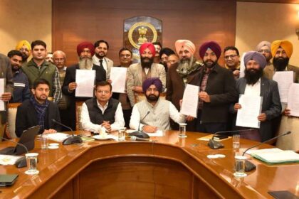 Punjab News: मंत्री हरदीप मुंडियां ने नायब तहसीलदार के रूप में पदोन्नत हुए 16 अधिकारियों को सौंपे पदोन्नति पत्र